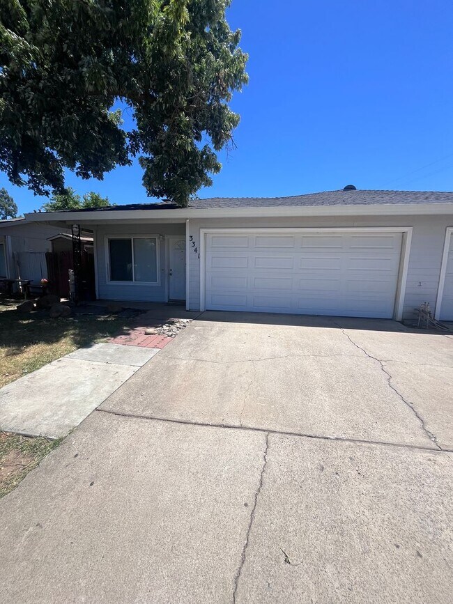 Building Photo - NICE UPDATED DUPLEX IN SACRAMENTO!!