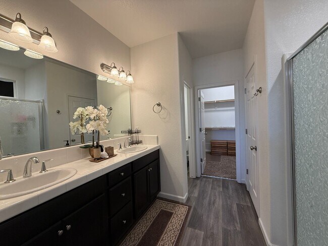 Building Photo - Must See! Fully furnished 3 bedroom, 2 bat...
