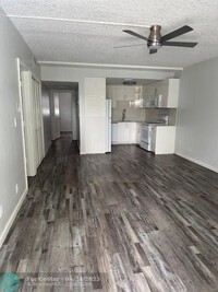 Building Photo - 751 Pine Dr