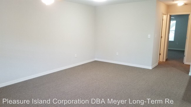 Building Photo - 435 E Canal Dr