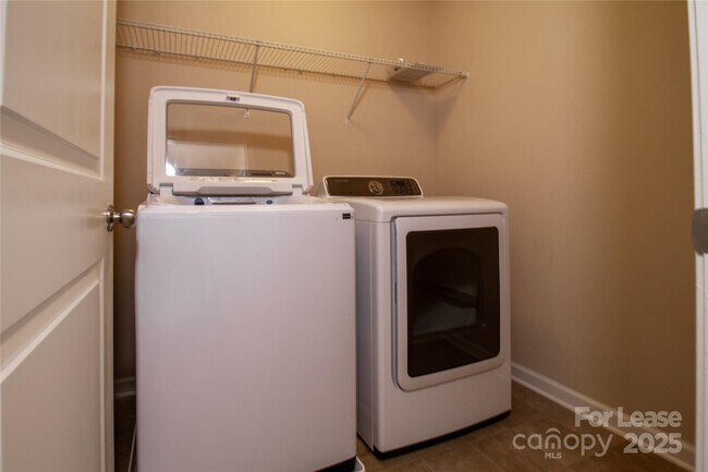 Building Photo - 824 Summerlake Dr