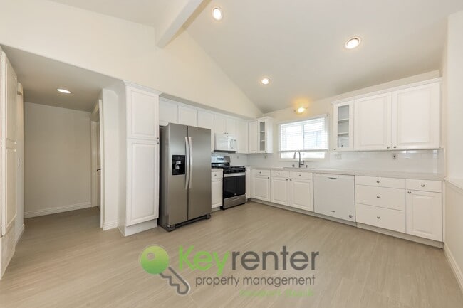 Building Photo - 210 33rd St