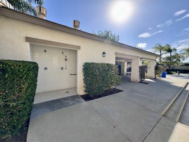 Building Photo - Beautiful 1 bedroom upper level Condo with...