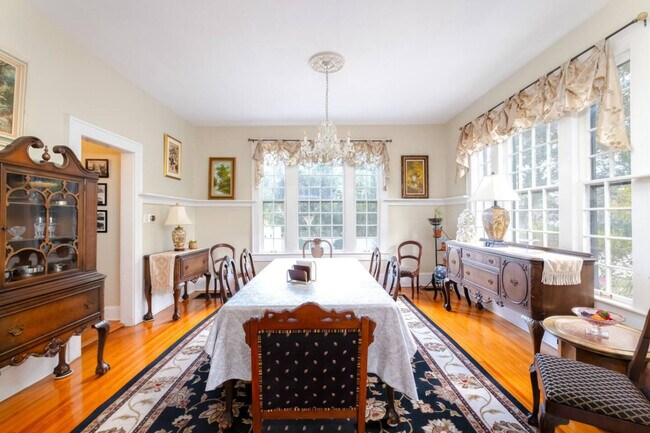 Building Photo - 406 NE 7th Ave