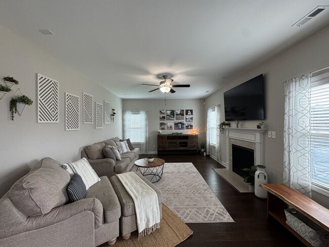 Building Photo - Gorgeous 4 Bed 2.5 Bath Home with Fenced Backyard