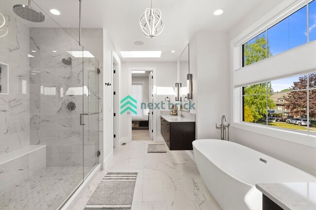 Building Photo - Luxury Meets Innovation | Stunning 5Bed, 5...