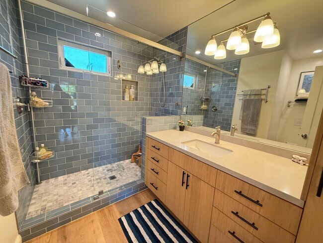 Building Photo - Spacious 5BD/2BA Home in San Carlos with S...