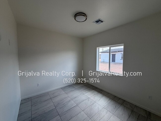 Building Photo - 4501 S 7th Ave