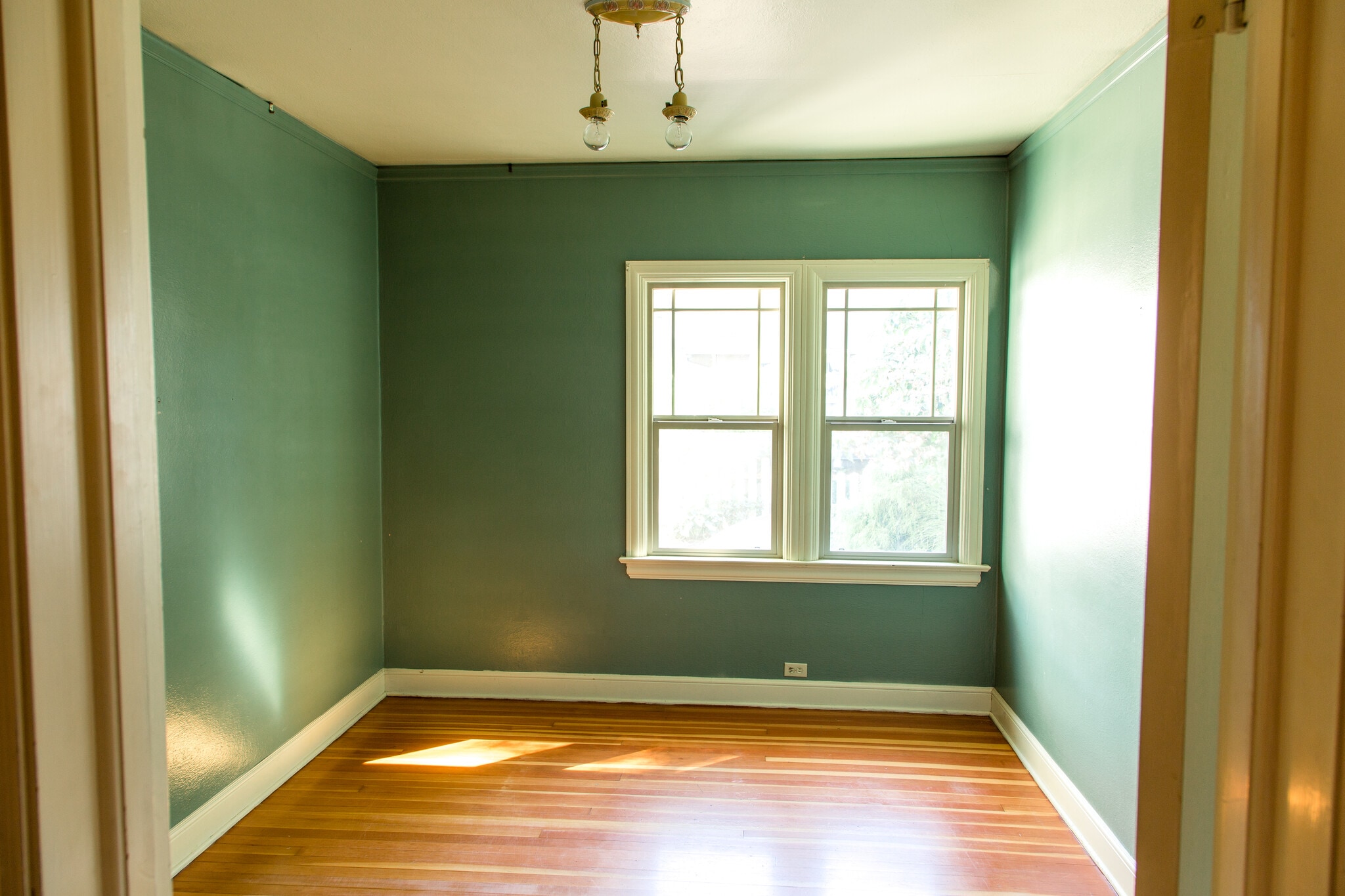 Building Photo - 850 W 11th Ave