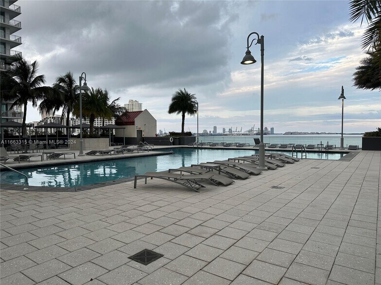 Building Photo - 1155 Brickell Bay Dr