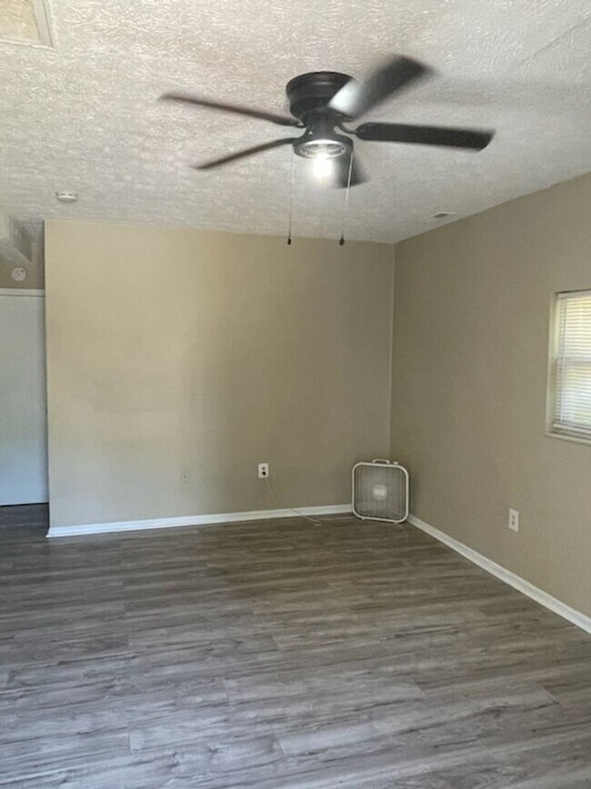 Building Photo - Two Bedroom One Bath Apartment In Huntington
