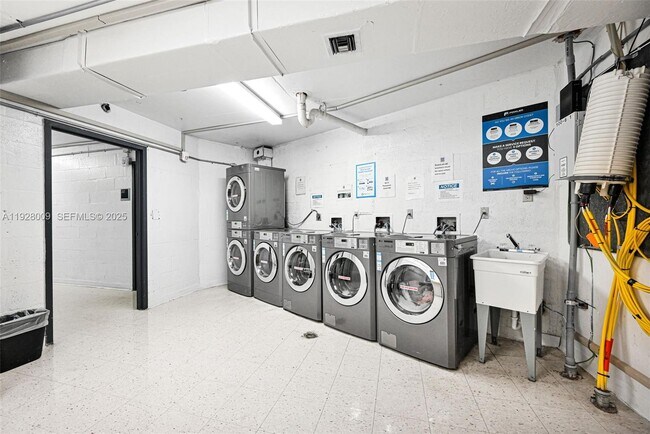 Building Photo - 100 Bayview Dr