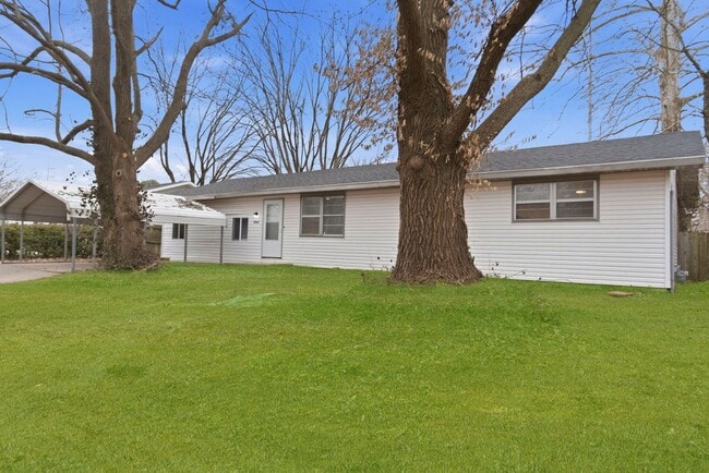 Building Photo - 4 Bedroom home 2 bath Available NOW!