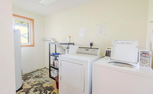 Building Photo - Spacious 3 Bedroom Apartment - AVAILABLE SEPTEMBER
