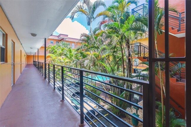 Building Photo - 365 NE 125th St