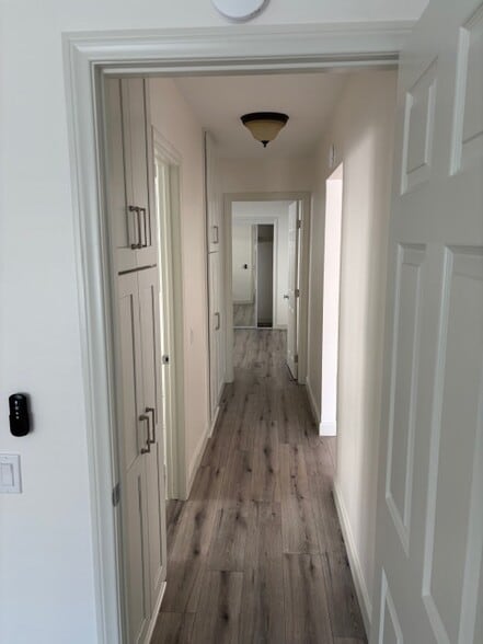 Building Photo - 275 Mesa Dr