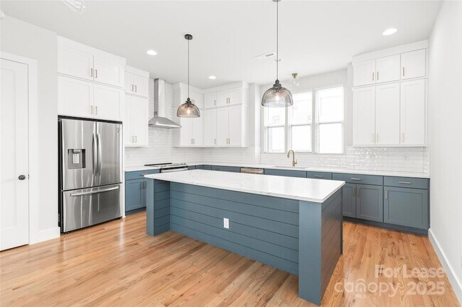 Building Photo - 2027 Isom St