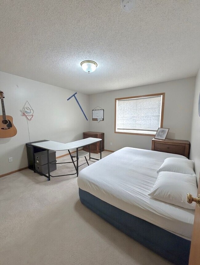 Building Photo - Great 2 Bedroom Townhome in Prime Apple Valley Location!   W’Finished Basement