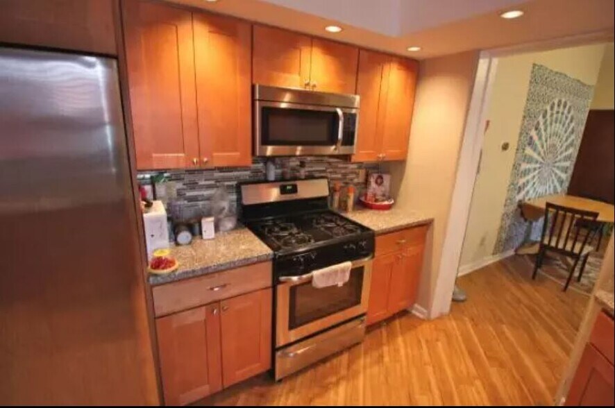 Building Photo - 2206 Sarah St