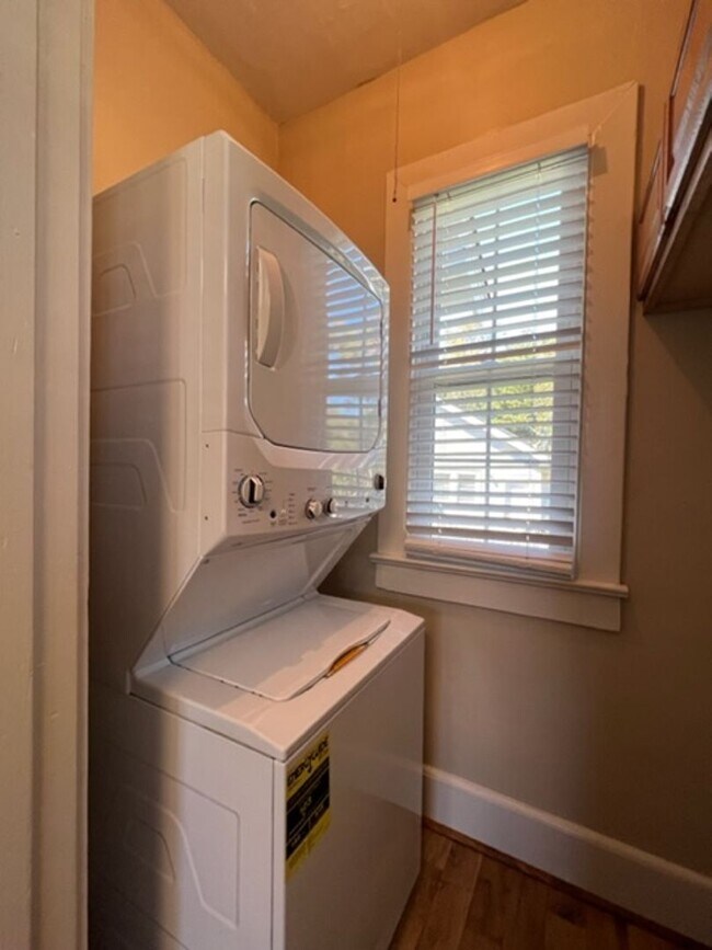 Building Photo - This Single Story Bungalow Home has 2 Bedrooms, 1 Full Bath located in Lyman at Pacific Mills whi...