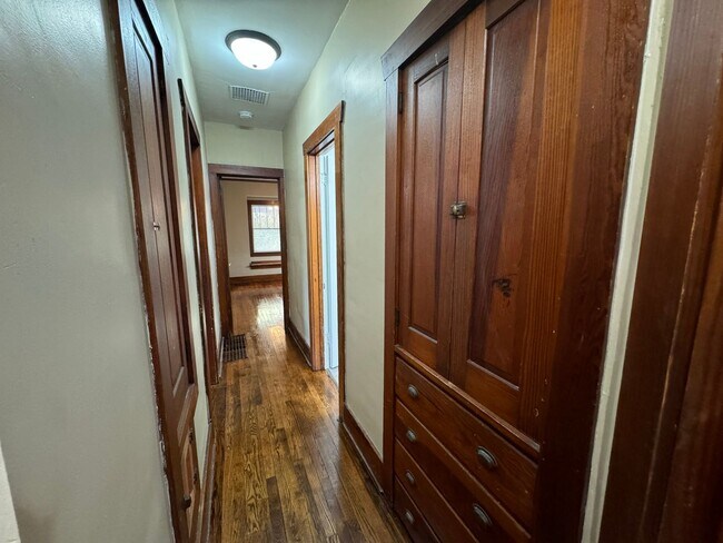 Building Photo - 5 Bedroom Rental in Moline