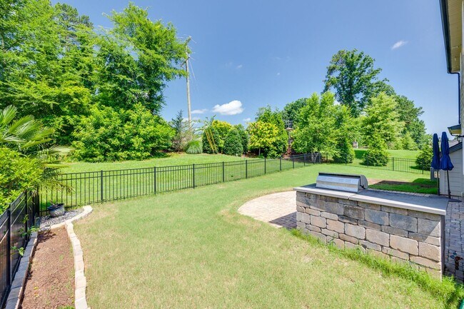 Building Photo - Gorgeous 4 bed 3.5 bath French country hom...