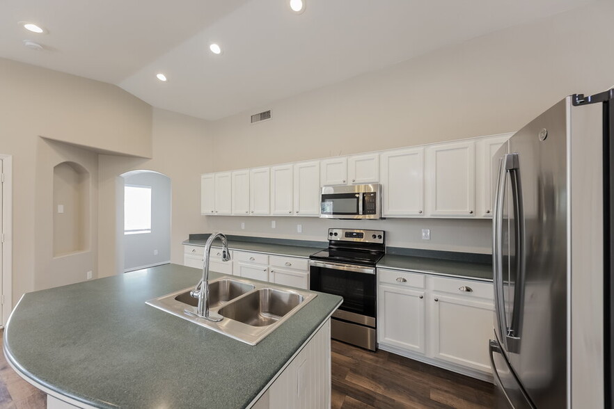 Building Photo - 7918 W Adam Ave