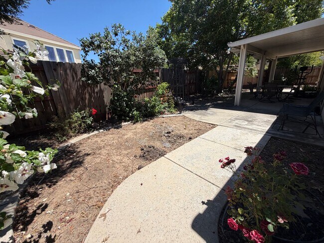 Building Photo - Spacious 4-Bedroom Elk Grove Home with Updated Kitchen, Quartz Countertops! VIEW TODAY!