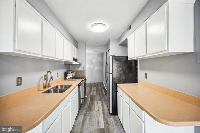 Building Photo - 421 Christopher Ave