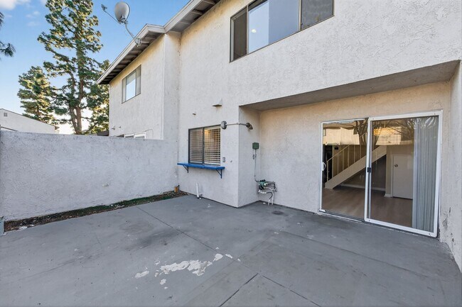 Building Photo - 3 Bedroom Townhome: Prime Location with Pool, Clubhouse and More!