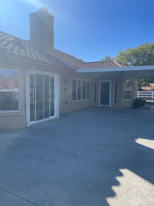 Building Photo - Wine Country awaits