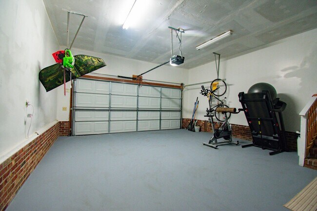 Building Photo - 20 N Hillside Dr