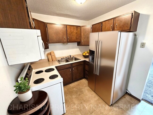 Building Photo - 2 BD, 1 BA in Garretson - Small Town Living Near Big City Amenities