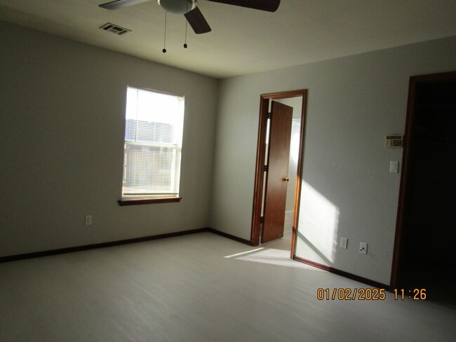 Building Photo - Freshly Painted/New Flooring Home!! No Pets!