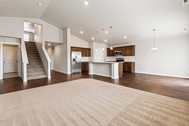 Building Photo - 4 Bedroom, 2 Bath + Bonus Room Home on a L...