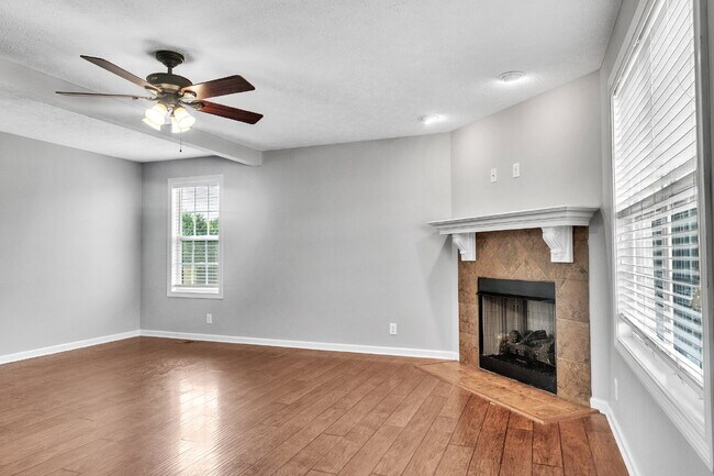 Building Photo - 3 bedroom home with fenced in backyard clo...