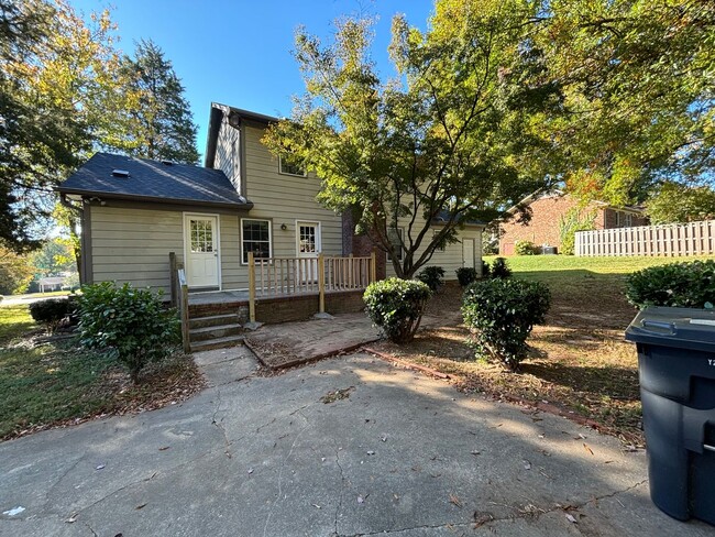 Building Photo - 4 Bedroom 2 Bathroom