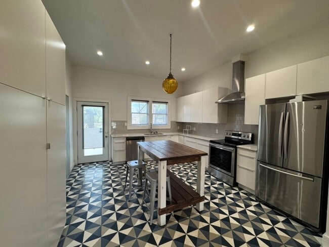 Building Photo - Fully Restored 2BR Classic Near Downtown Dignowity Hill