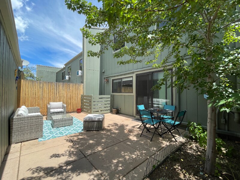 Building Photo - 82 Benthaven Pl