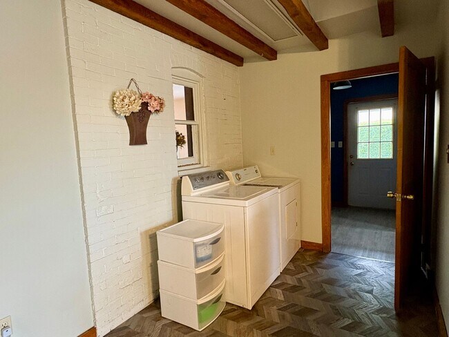 Building Photo - Large 4 bedroom house near Waynesboro Hospital