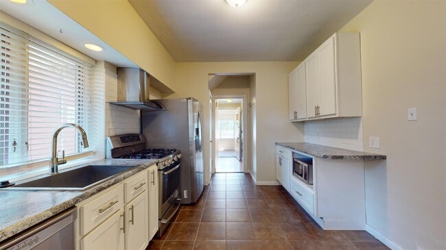 Building Photo - 7030 Clayton Rd