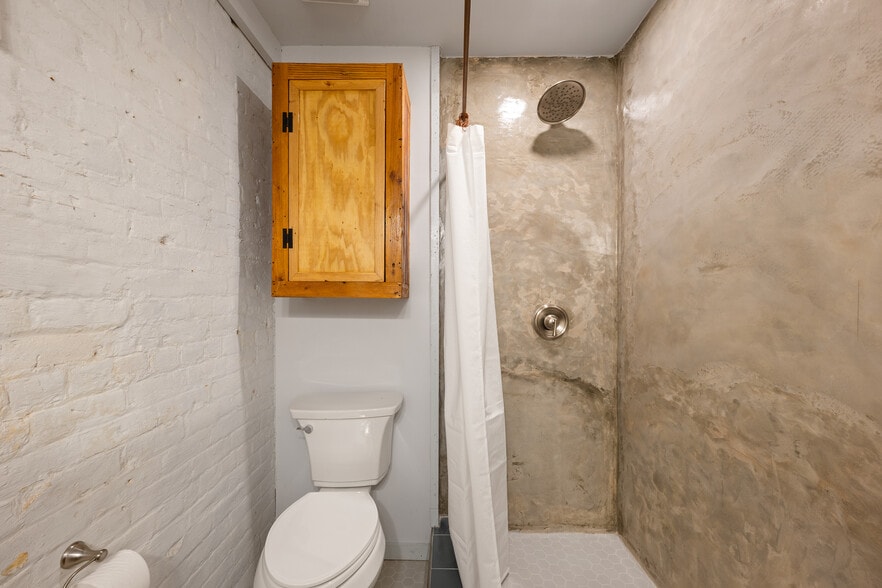 Shower - 1500 E Madison St