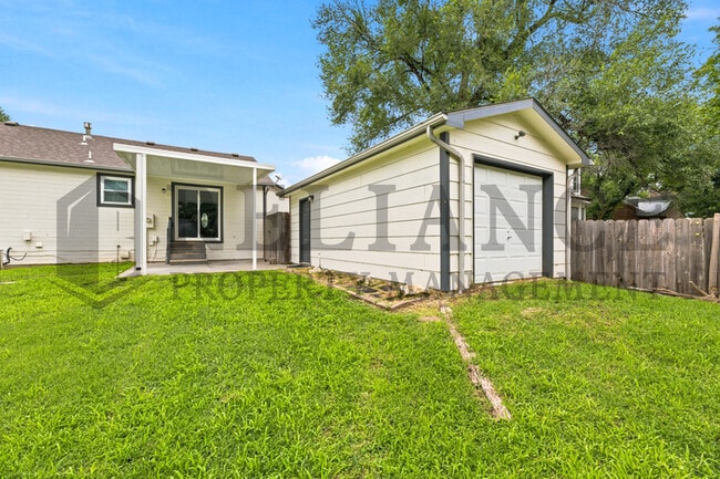Building Photo - 516 N Lakeside Dr