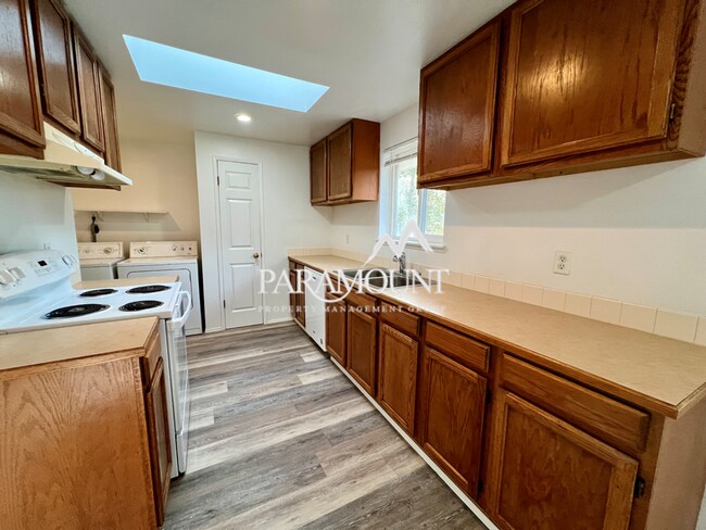 Building Photo - Cute 2 Bedroom + Den Duplex in Gig Harbor