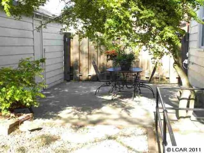 Building Photo - Triangle Tops (TTD/TTU) (Silverwolf)