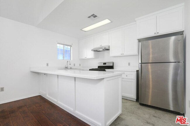 Building Photo - 1753 N Kenmore Ave