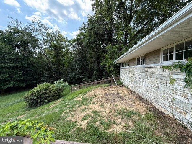 Building Photo - 7697 Hedgesville Rd