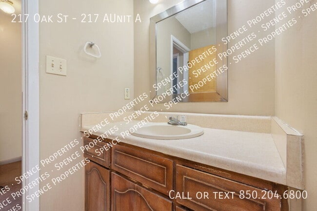 Building Photo - 217 Oak St SE