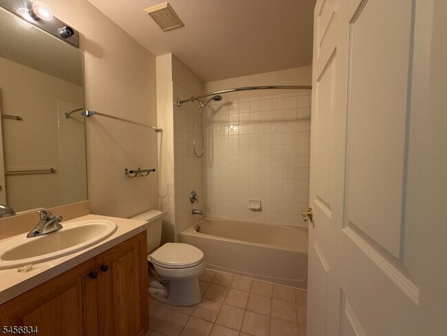 Building Photo - 117 Crown Ct