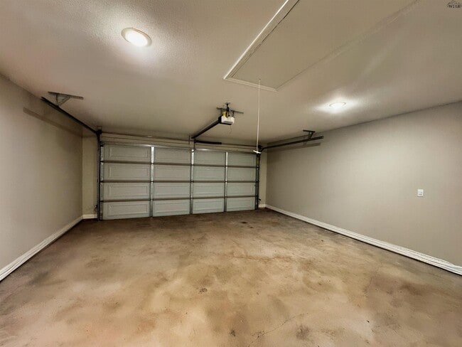 Building Photo - 406 E China St